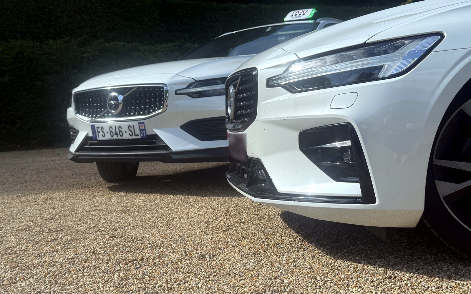 Les deux Volvo de TR27, de face, devant le Château du Champ de Bataille